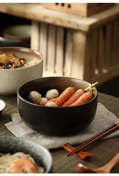 Czarna ceramiczna miska do makaronu i zup na kuchnię w stylu japandi