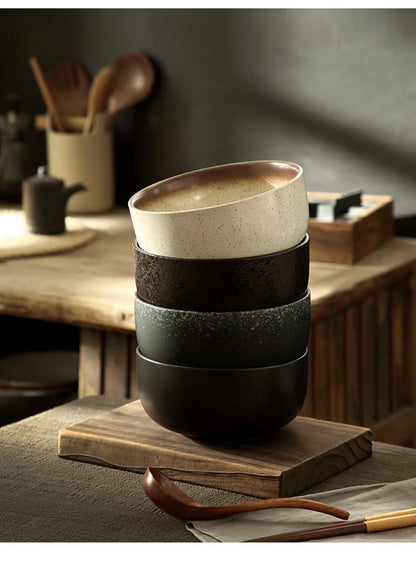 Czarna ceramiczna miska do makaronu i zup na kuchnię w stylu japandi