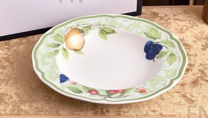 Zestaw ceramicznych talerzy do kuchni w klasycznym stylu francuskim