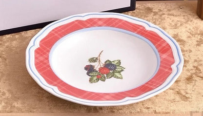 Zestaw ceramicznych talerzy do kuchni w klasycznym stylu francuskim