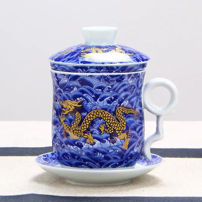 Ceramiczny kubek do herbaty z zaparzaczem i pokrywką w czerwieni