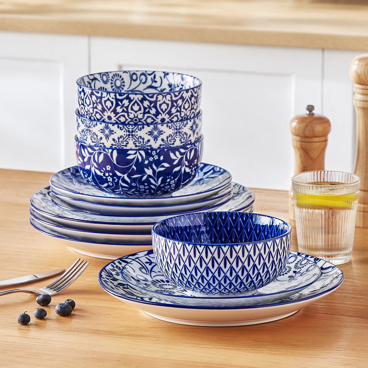 Niebiesko biały serwis porcelanowy do kuchni orientalny