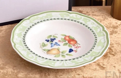 Zestaw ceramicznych talerzy do kuchni w klasycznym stylu francuskim