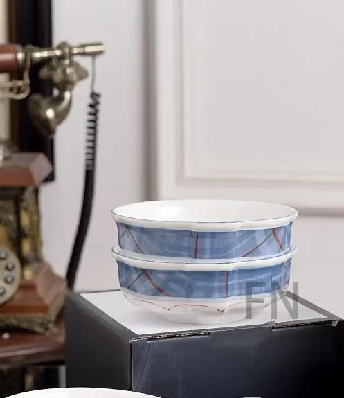 Zestaw ceramicznych talerzy do kuchni w klasycznym stylu francuskim