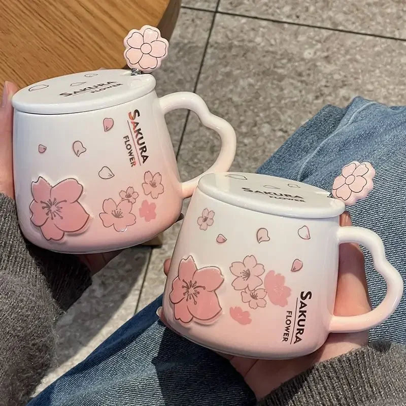 Kubek ceramiczny z pokrywką i łyżeczką do kawy na śniadania w kuchni