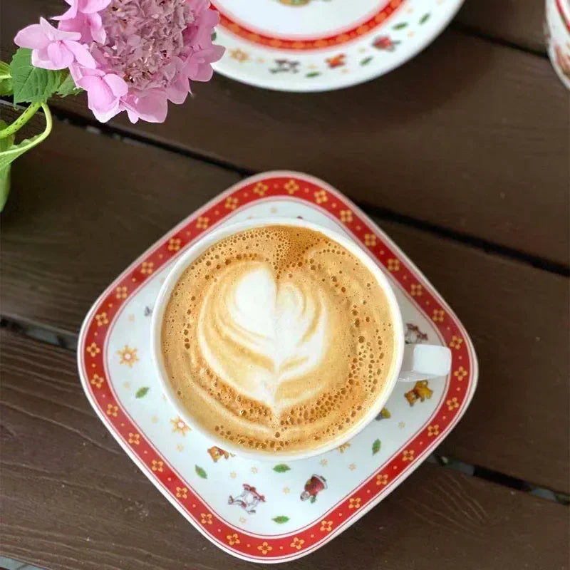Porcelanowa zastawa świąteczna do kuchni biała z czerwonymi detalami