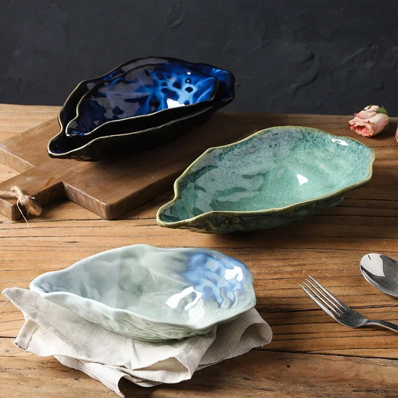 Ceramiczny talerz w kształcie muszli do serwowania przekąsek w kuchni