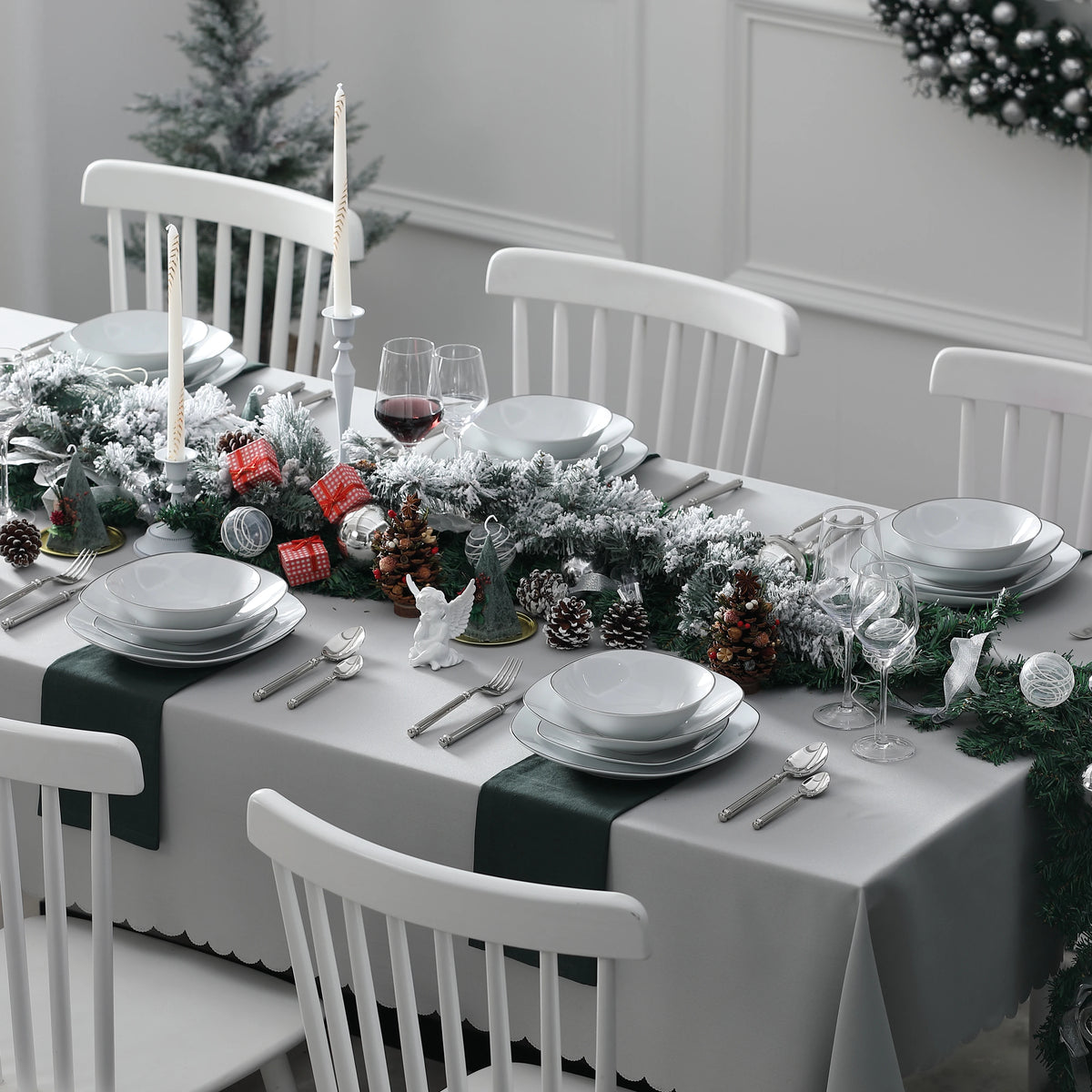 Zestaw talerzy porcelanowych biały z czarnym zdobieniem dla 12 osób