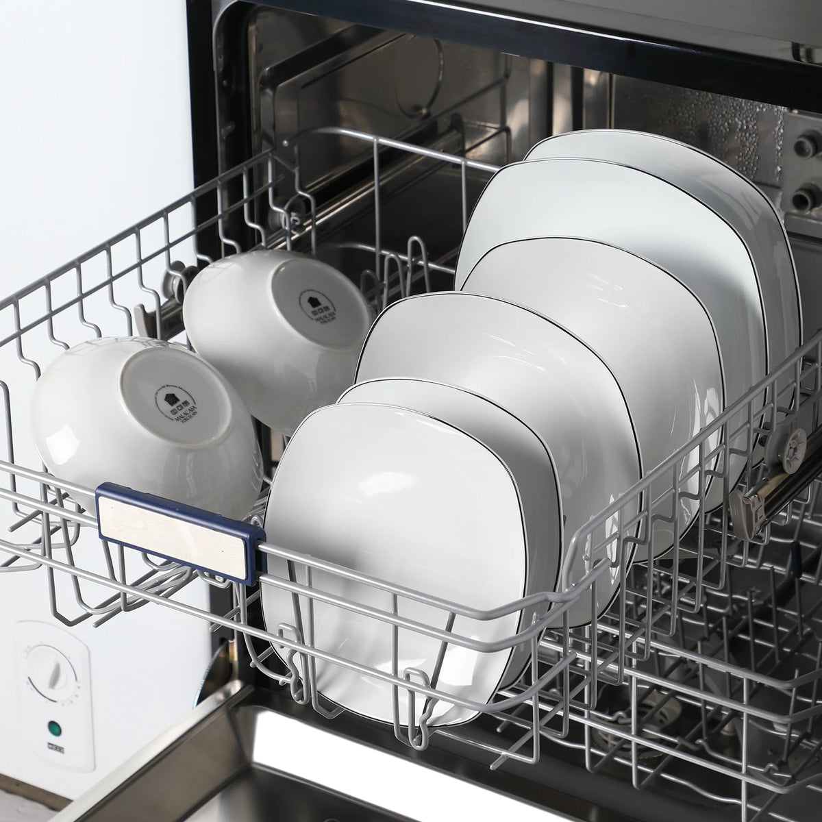 Zestaw talerzy porcelanowych biały z czarnym zdobieniem dla 12 osób