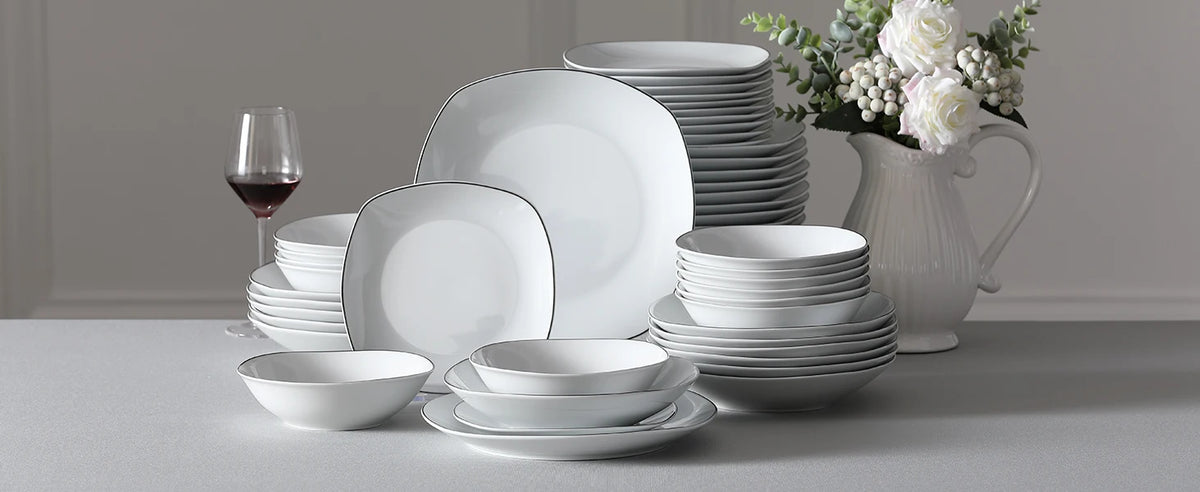 Zestaw talerzy porcelanowych biały z czarnym zdobieniem dla 12 osób