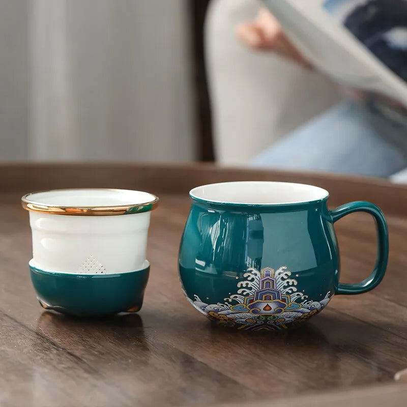 Zielony ceramiczny kubek do herbaty z zaparzaczem w stylu orientalnym