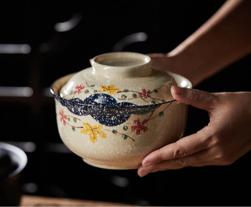 Beżowa miska ceramiczna do ramenu z niebieskimi zdobieniami i pokrywką