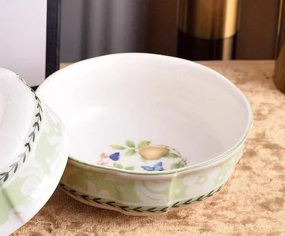 Zestaw ceramicznych talerzy do kuchni w klasycznym stylu francuskim