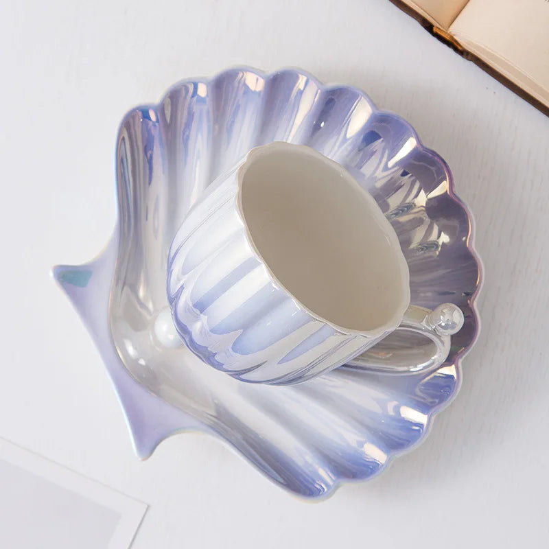 Ceramiczna filiżanka ze spodkiem w gradiencie perłowego fioletu