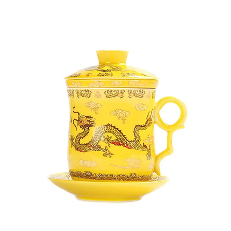 Ceramiczny kubek do herbaty z zaparzaczem i pokrywką w czerwieni