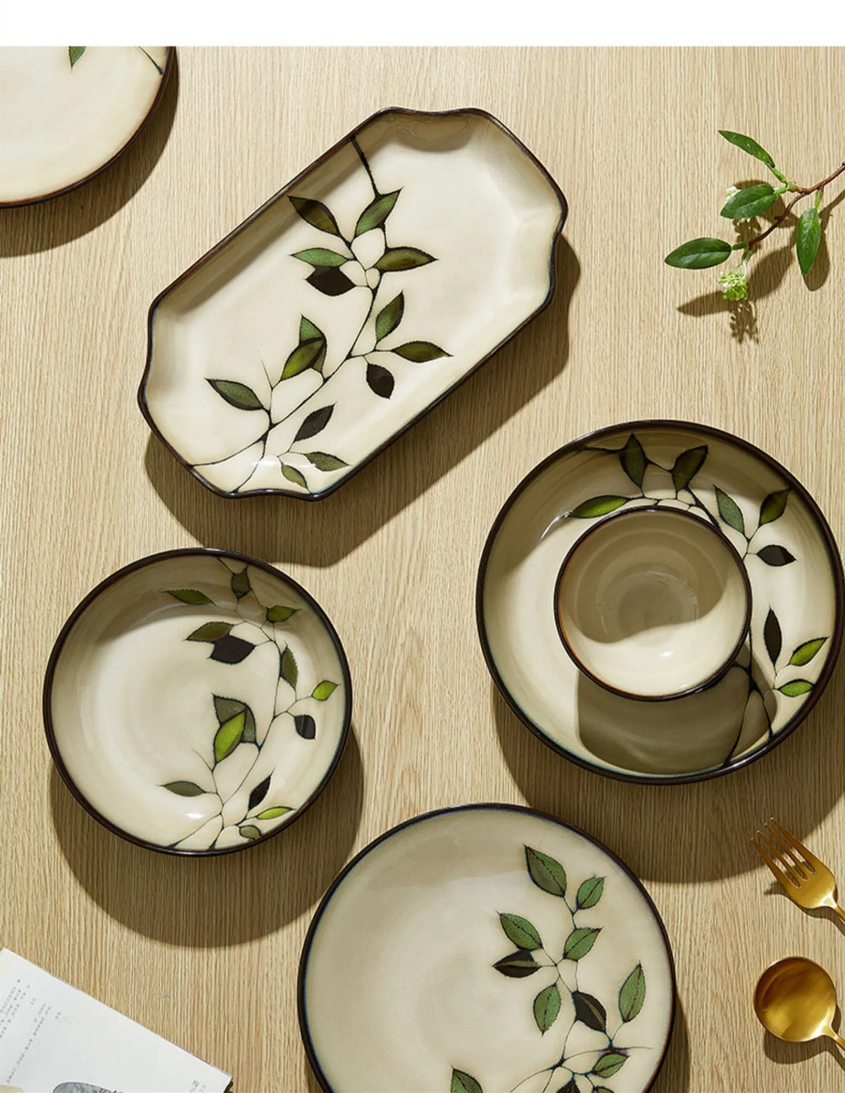 Kremowa patera ceramiczna z liśćmi do serwowania