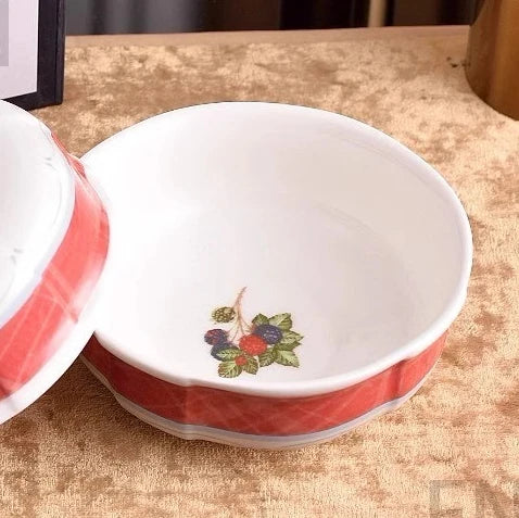 Zestaw ceramicznych talerzy do kuchni w klasycznym stylu francuskim