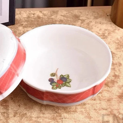 Zestaw ceramicznych talerzy do kuchni w klasycznym stylu francuskim