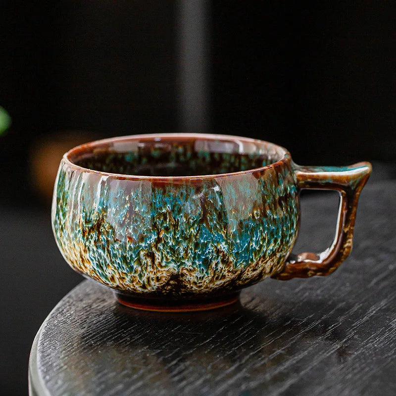 Ceramiczna filiżanka do kawy w rustykalnym stylu czerwona z brązem