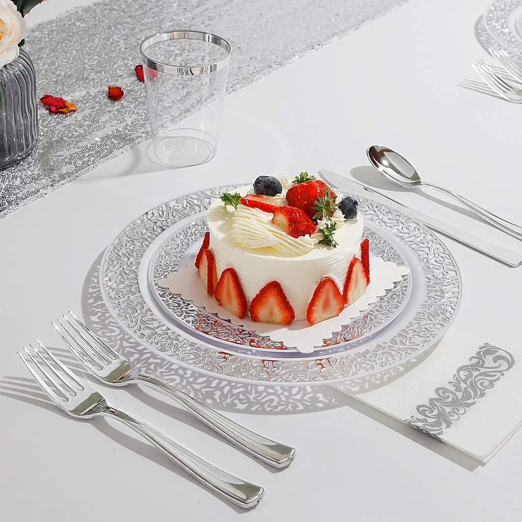 Białe talerze jednorazowe ze złotym zdobieniem do eleganckiego stołu