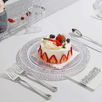 Białe talerze jednorazowe ze złotym zdobieniem do eleganckiego stołu