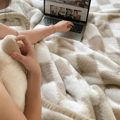 Pluszowy koc z miękkiego weluru do salonu w beżowo-białą szachownicę