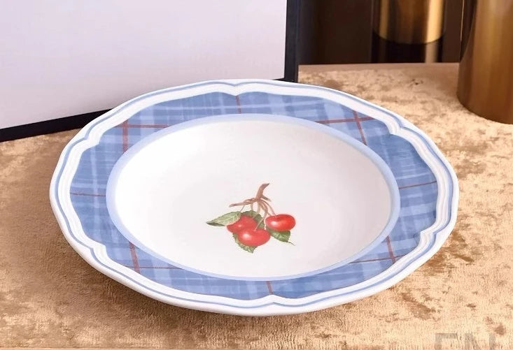 Zestaw ceramicznych talerzy do kuchni w klasycznym stylu francuskim